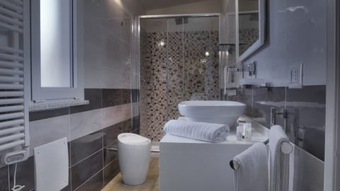 Suite | Bathroom | Shower, free toiletries, hair dryer, bidet