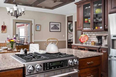 Cook delicious meals for breakfast, lunch, and dinner in this fully equipped kitchen. You can grab ingredients from farms on the Mt Hood Fruit Loop.