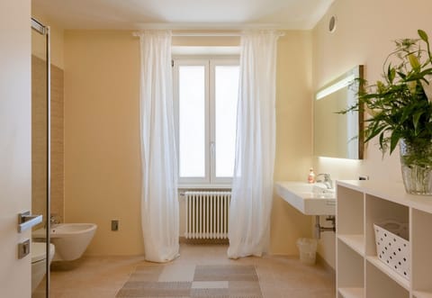 Honeymoon Room, 1 Bedroom (Les Suites Di Sara 5) | Bathroom | Shower, hair dryer, bidet, towels