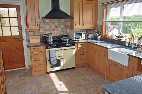 kitchen with electric range, dish washer and washing machine