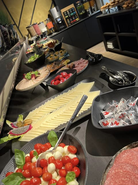 Daily continental breakfast (EUR 22 per person)