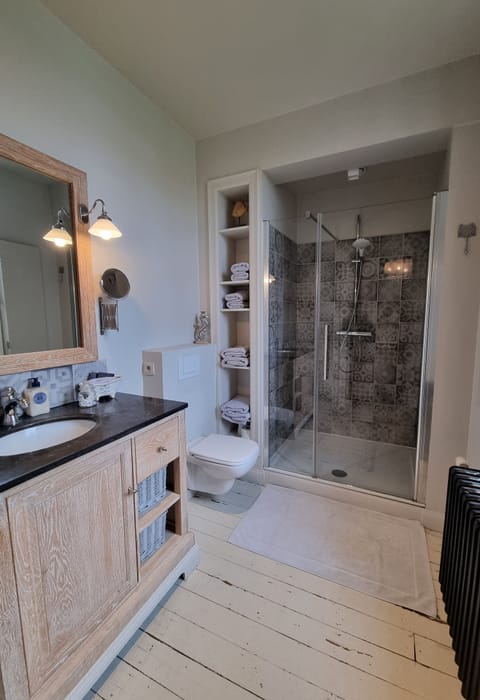 Executive Triple Room | Bathroom | Shower, free toiletries, hair dryer, towels