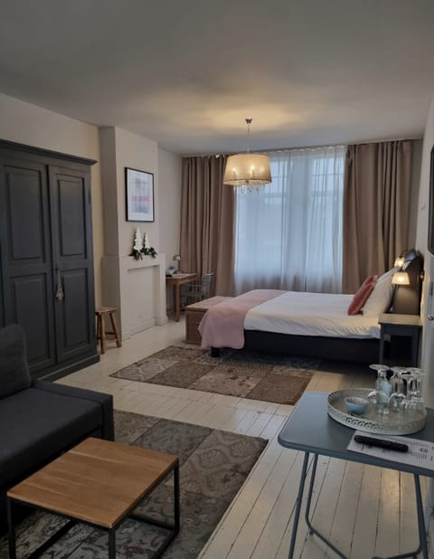 Executive Triple Room | Bathroom | Shower, free toiletries, hair dryer, towels