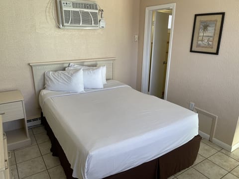 Room, 1 Queen Bed, Sea View | Free WiFi, bed sheets