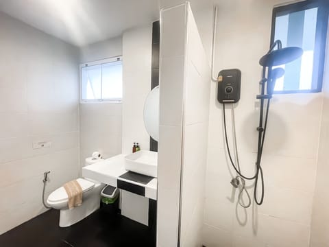 Studio Suite | Bathroom | Shower, free toiletries, towels, soap