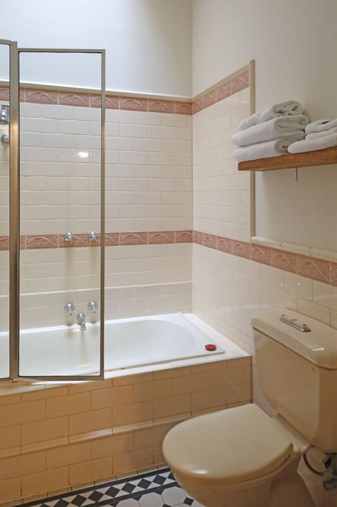 Balcony Suite | Bathroom | Shower, free toiletries, hair dryer, towels