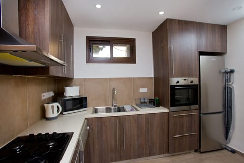 Comfort House | Private kitchen | Fridge, microwave, stovetop, toaster