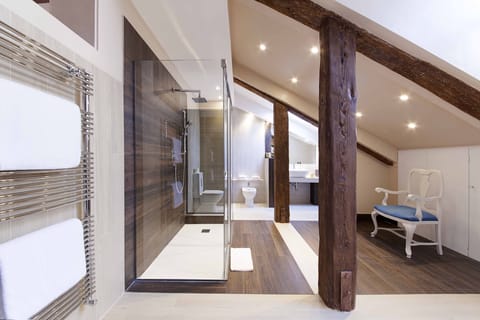 Executive Suite (Palazzo Foscolo) | Bathroom | Rainfall showerhead, hair dryer, slippers, bidet