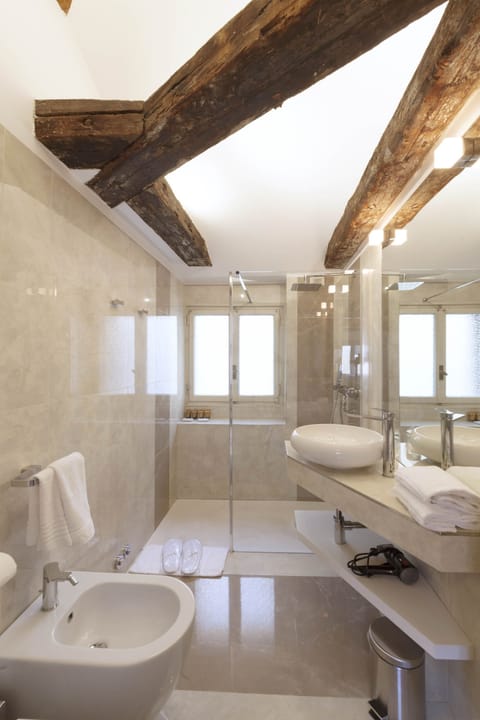 Deluxe Double Room (Foscolo Il palazzo) | Bathroom | Rainfall showerhead, hair dryer, slippers, bidet