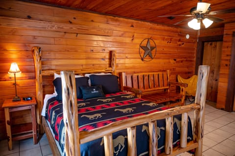 Deluxe Cabin | Premium bedding, free WiFi, bed sheets