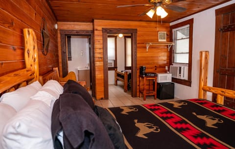 Deluxe Cabin | Premium bedding, free WiFi, bed sheets