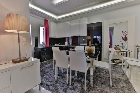 House, 4 Bedrooms, Smoking, Balcony | Dining room