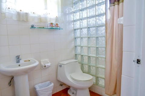 Apartment, 2 Bedrooms, Balcony, Garden View | Bathroom