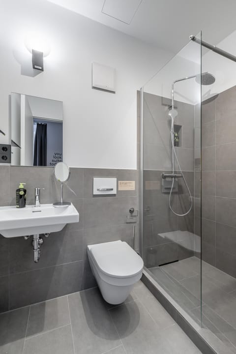 Single Suite | Bathroom | Free toiletries, hair dryer, towels