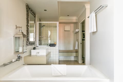 Bay Residence | Bathroom | Hair dryer, towels, soap, shampoo