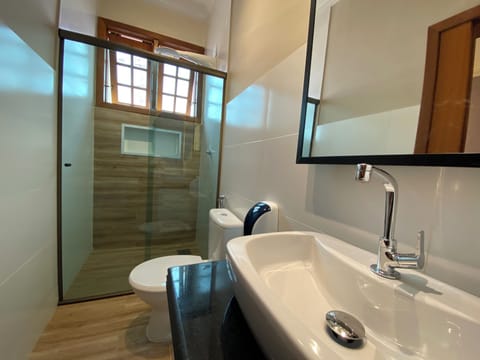 Standard Double Room | Bathroom | Hair dryer, towels, soap, shampoo