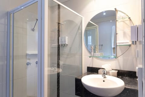 Executive Queen Room | Bathroom | Combined shower/tub, hair dryer, towels