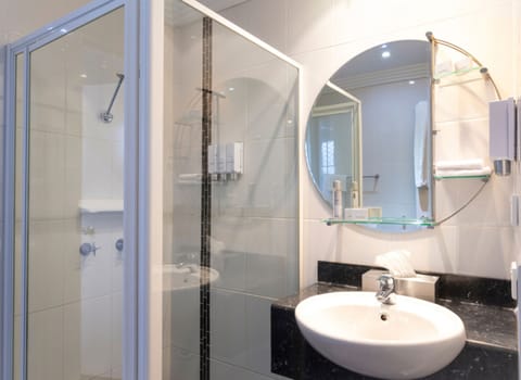 Executive Queen Room | Bathroom | Combined shower/tub, hair dryer, towels