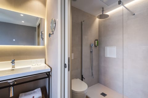 Luxury Penthouse, 2 Bedrooms, Terrace, City View | Bathroom | Shower, hair dryer, towels