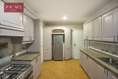 Apartment, 4 Bedrooms | Private kitchen | Fridge, microwave, cookware/dishes/utensils