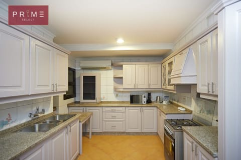 Apartment, 4 Bedrooms | Private kitchen | Fridge, microwave, cookware/dishes/utensils