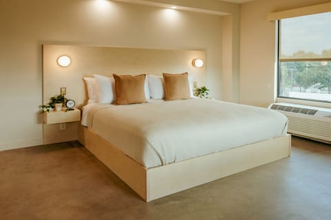 Buena Vista | Premium bedding, in-room safe, desk, laptop workspace