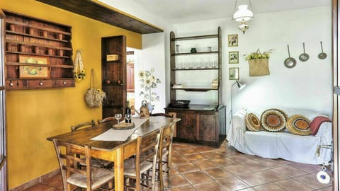 Cabinetry, Table, Property, Furniture, Plant, Picture Frame, Countertop, Interior Design, Wood, Chair