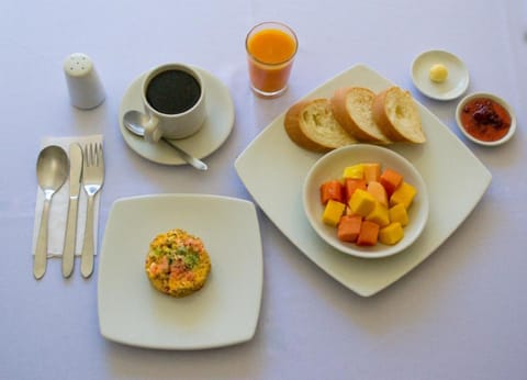 Daily continental breakfast (COP 12000 per person)