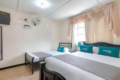 Triple Room | Hypo-allergenic bedding, iron/ironing board, free WiFi, bed sheets