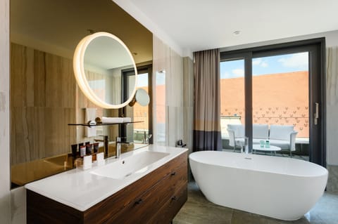 Panoramic Room | Bathroom | Hair dryer, towels