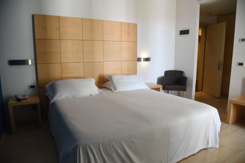 Executive Double Room | Down comforters, minibar, in-room safe, desk