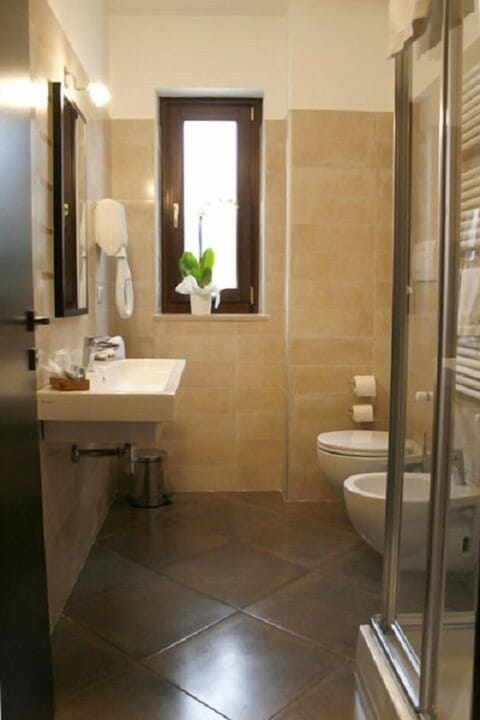 Classic Double or Twin Room | Bathroom