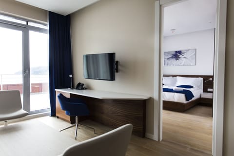 Deluxe Suite, City View | Desk, laptop workspace, free WiFi, bed sheets