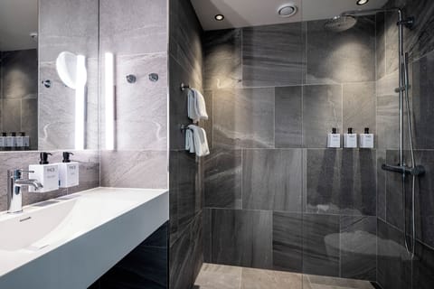 Superior Twin Room | Bathroom | Towels, soap, shampoo, toilet paper