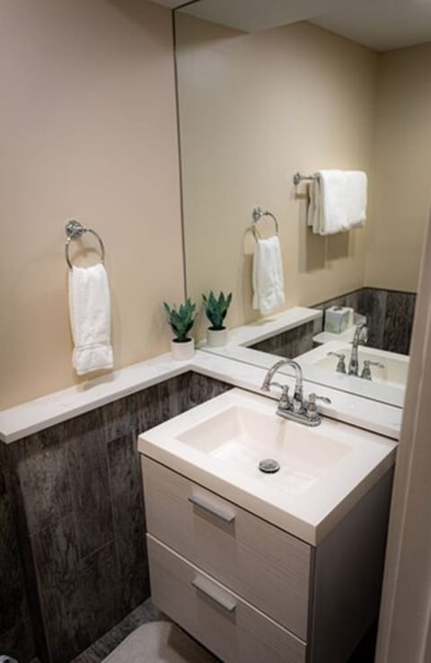 Classic Room | Bathroom | Separate tub and shower, jetted tub, free toiletries, bathrobes