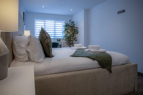 Sunrise - 5 Bedroom Luxurious Holiday Home - Pendine (8218)