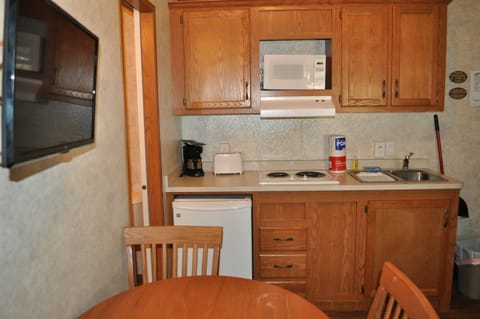 Basic Cottage | Private kitchen | Full-size fridge, microwave, oven