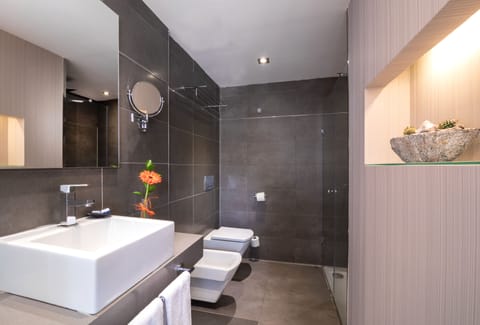 Economy Double Room (Urban Economy) | Bathroom | Shower, free toiletries, hair dryer