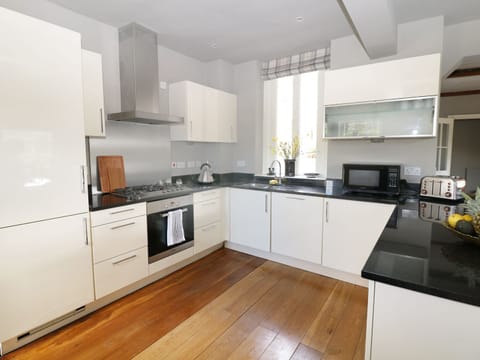 Cottage | Private kitchen | Fridge, dishwasher, electric kettle, toaster