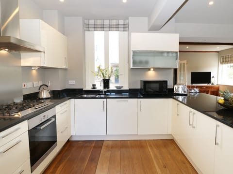 Cottage | Private kitchen | Fridge, dishwasher, electric kettle, toaster