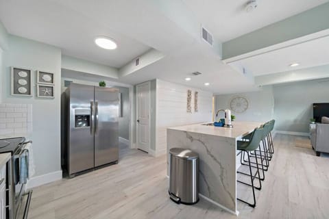 Explore Galveston & unwind in this comfortable retreat