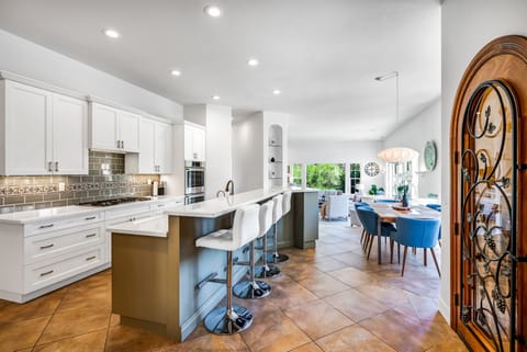 Counter sitting and wine room. Great for your private wine testing