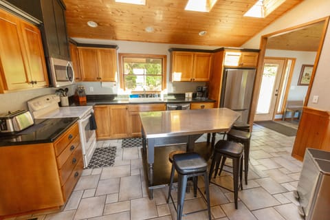 House, Private Bathroom, Ocean View (Byrdies) | Interior