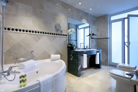 Family Room (for 4 people) | Bathroom | Combined shower/tub, eco-friendly toiletries, hair dryer, towels