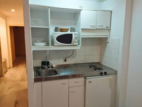 Standard Studio | Private kitchen | Fridge, microwave, stovetop, cookware/dishes/utensils