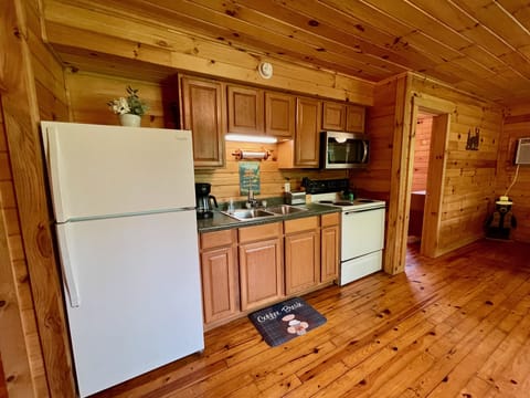 Family Cabin (Treehouse Cabin 53) | Private kitchen