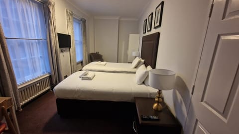 Standard Room, 2 Twin Beds, Non Smoking | Desk, iron/ironing board, Internet, bed sheets