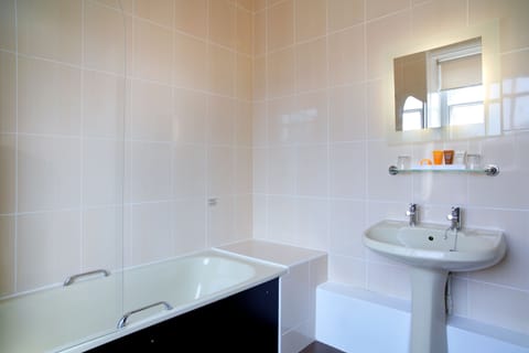 Combined shower/tub, free toiletries, hair dryer, towels