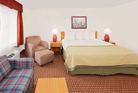 Suite, 1 King Bed | Desk, iron/ironing board, free WiFi, bed sheets