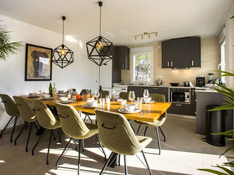 Table, Furniture, Chair, Plant, Kitchen & Dining Room Table, Interior Design, Building, Wood, Houseplant, Floor